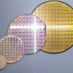 数以万计的MEMS芯片（有些工艺也会把集成电路芯片放在同一步骤加工）出现在了每一片wafer上面
