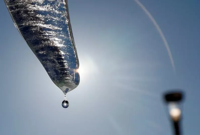 科学家发现水除了气态、液态和固态三态，还有“第四态”，被称作是“超离子冰”（superionic ice）。
