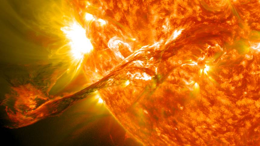 一直盘旋在太阳外层大气日冕中的一条太阳丝爆发了
