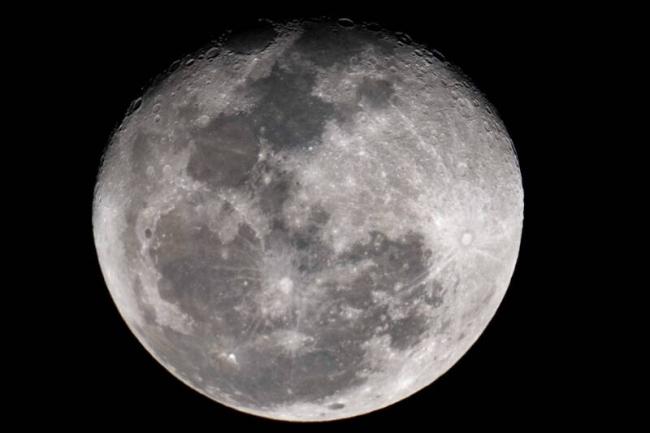 望远镜拍摄的月球表面影像。（欧新社档案照）